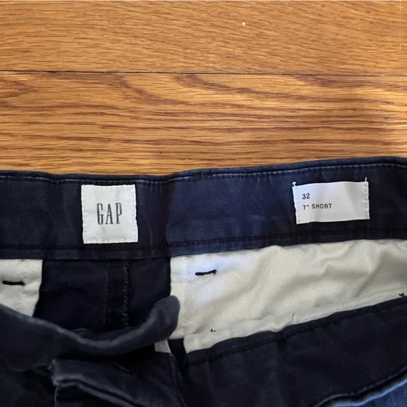 GAP Khaki Shorts - Picture 2 of 2